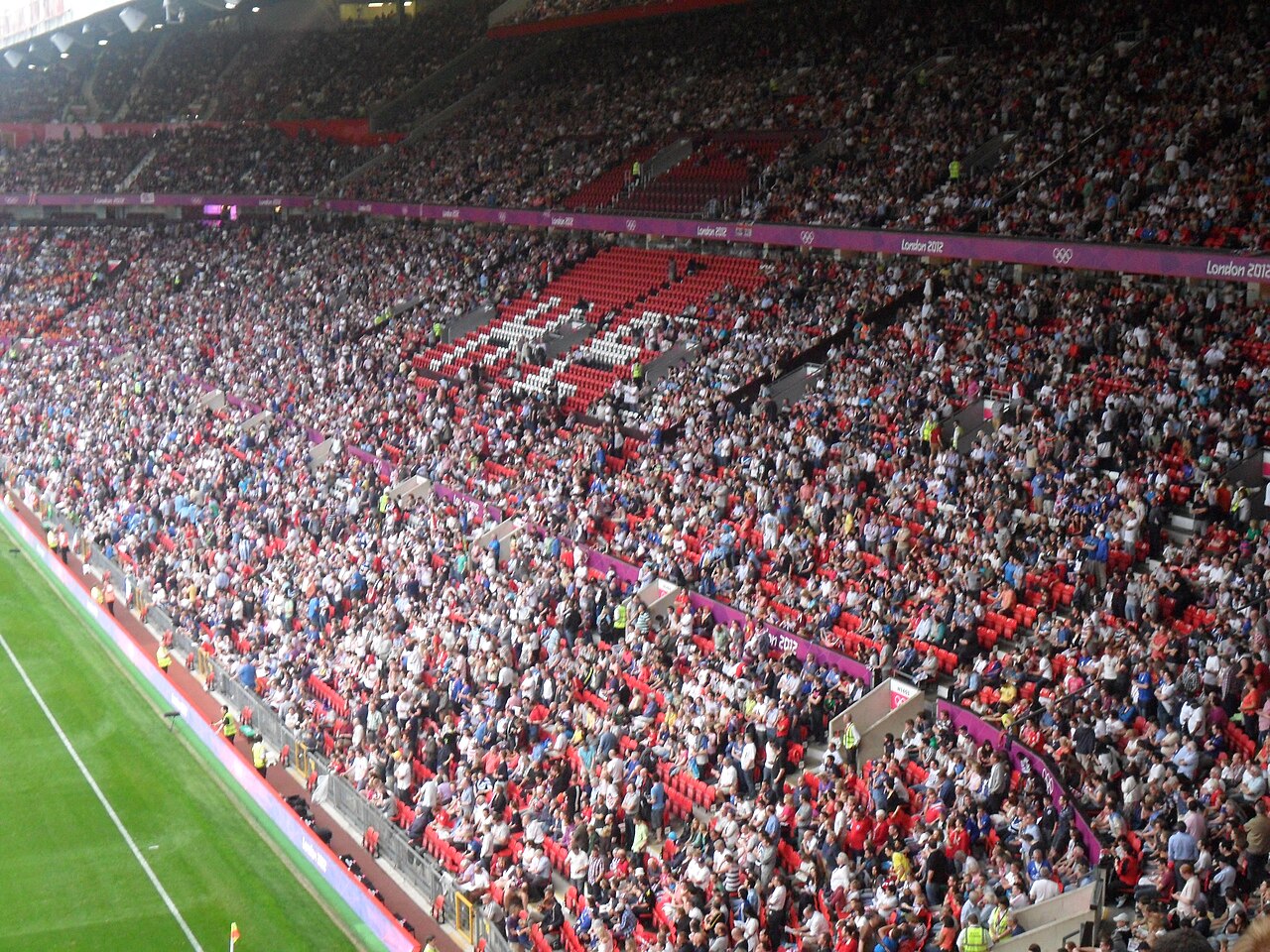 บรรยากาศผู้ชมในสนามโอลด์แทรฟฟอร์ด